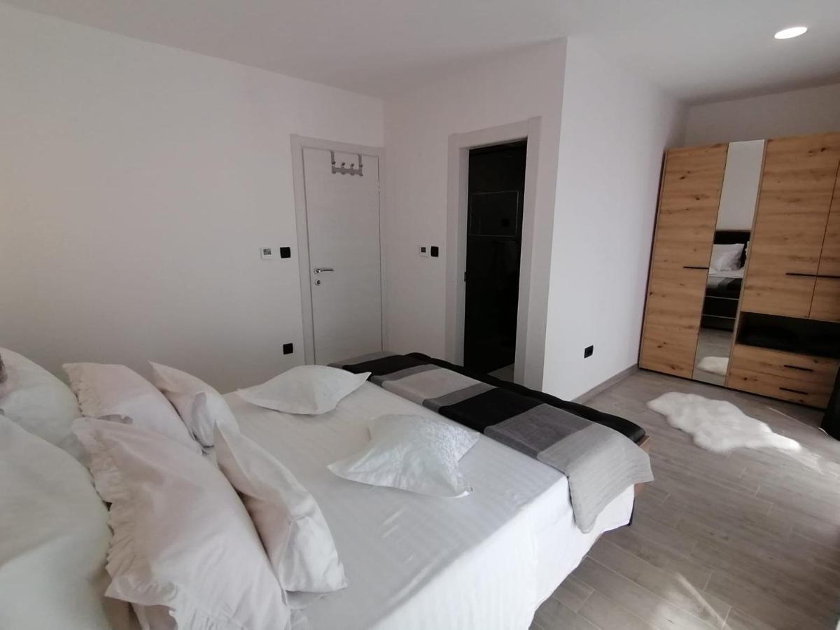 Apartman Max !!!! Omiš Esterno foto